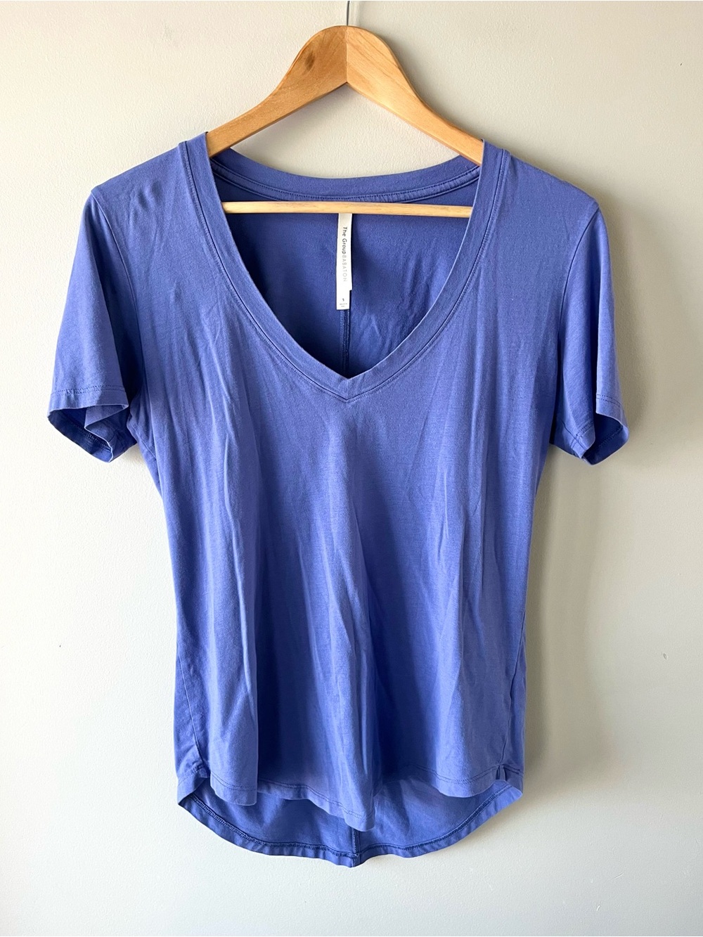 Aritzia Babaton V-Neck Short Sleeve T-shirt Purple Size Small -Casual Loungewear